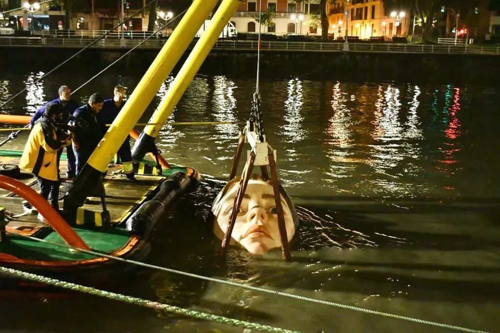 又見“陰間設(shè)計(jì)”！西班牙河道驚現(xiàn)人頭雕像~(圖12)